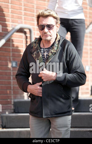 Le chanteur français Johnny Hallyday et sa femme Laeticia Boudou quitter le Rock restaurant avec leurs amis de Century City, Californie - 25.10.10 Banque D'Images