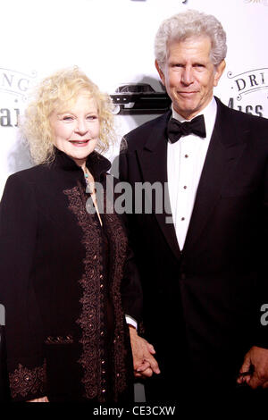 Penny Fuller et Tony Roberts soirée d'ouverture de la production de Broadway de 'Driving Miss Daisy" au Golden Theatre - Arrivées New York City, USA - 25.10.10 Banque D'Images