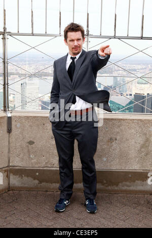 Ethan Hawke Ethan Hawke lights l'Empire State Building en bleu pour célébrer les 'hommes en bleu' de la Doe Fund est prêt, disposé et capable Program New York City, USA - 28.10.10 Banque D'Images