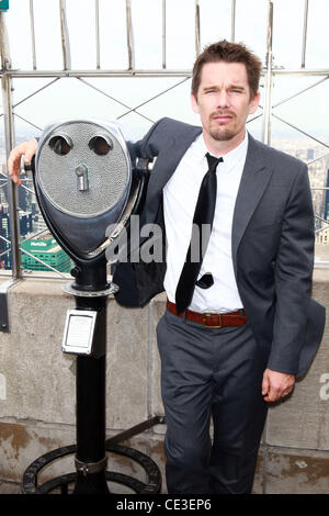 Ethan Hawke Ethan Hawke lights l'Empire State Building en bleu pour célébrer les 'hommes en bleu' de la Doe Fund est prêt, disposé et capable Program New York City, USA - 28.10.10 Banque D'Images