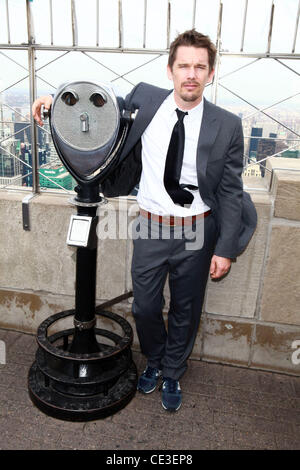 Ethan Hawke Ethan Hawke lights l'Empire State Building en bleu pour célébrer les 'hommes en bleu' de la Doe Fund est prêt, disposé et capable Program New York City, USA - 28.10.10 Banque D'Images