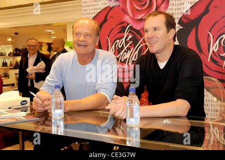 Kelsey Grammer et Douglas Hodge stars de Broadway's 'La Cage aux Folles' signer des copies de l'enregistrement musical cast Lord & Taylor à New York City, USA - 04.11.10 Banque D'Images