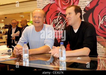 Kelsey Grammer et Douglas Hodge stars de Broadway's 'La Cage aux Folles' signer des copies de l'enregistrement musical cast Lord & Taylor à New York City, USA - 04.11.10 Banque D'Images