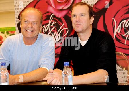 Kelsey Grammer et Douglas Hodge stars de Broadway's 'La Cage aux Folles' signer des copies de l'enregistrement musical cast Lord & Taylor à New York City, USA - 04.11.10 Banque D'Images