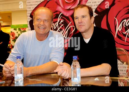 Kelsey Grammer et Douglas Hodge stars de Broadway's 'La Cage aux Folles' signer des copies de l'enregistrement musical cast Lord & Taylor à New York City, USA - 04.11.10 Banque D'Images