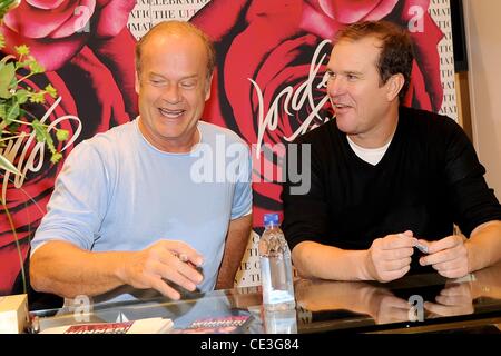 Kelsey Grammer et Douglas Hodge stars de Broadway's 'La Cage aux Folles' signer des copies de l'enregistrement musical cast Lord & Taylor à New York City, USA - 04.11.10 Banque D'Images