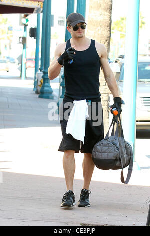 Kellan Lutz s'écarte d'une salle de sport à Los Angeles, Californie - 16.11.10 Banque D'Images