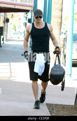 Kellan Lutz s'écarte d'une salle de sport à Los Angeles, Californie - 16.11.10 Banque D'Images