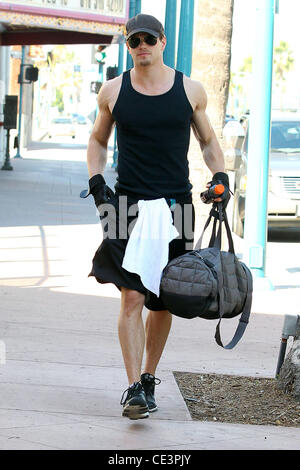 Kellan Lutz s'écarte d'une salle de sport à Los Angeles, Californie - 16.11.10 Banque D'Images