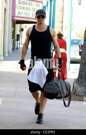 Kellan Lutz s'écarte d'une salle de sport à Los Angeles, Californie - 16.11.10 Banque D'Images