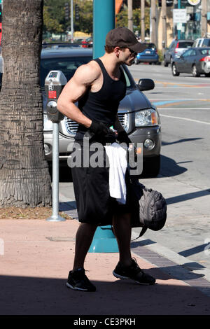 Kellan Lutz s'écarte d'une salle de sport à Los Angeles, Californie - 16.11.10 Banque D'Images