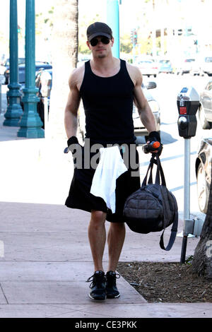 Kellan Lutz s'écarte d'une salle de sport à Los Angeles, Californie - 16.11.10 Banque D'Images