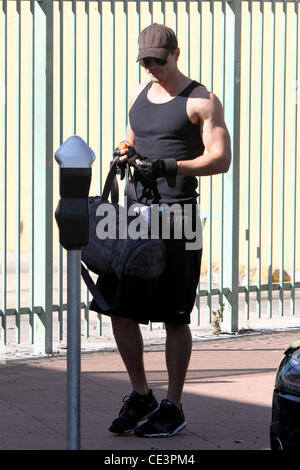 Kellan Lutz s'écarte d'une salle de sport à Los Angeles, Californie - 16.11.10 Banque D'Images