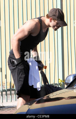 Kellan Lutz s'écarte d'une salle de sport à Los Angeles, Californie - 16.11.10 Banque D'Images