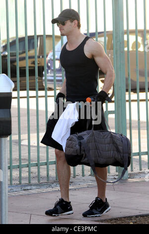 Kellan Lutz s'écarte d'une salle de sport à Los Angeles, Californie - 16.11.10 Banque D'Images