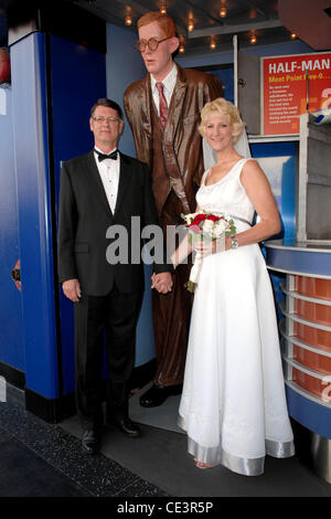 Couple marié le plus grand du monde Wayne Hallquist et Laurie Hallquist assister à un photocall à l'avant du Musée Guinness Hollywood Los Angeles, Californie - 18.11.10 Banque D'Images