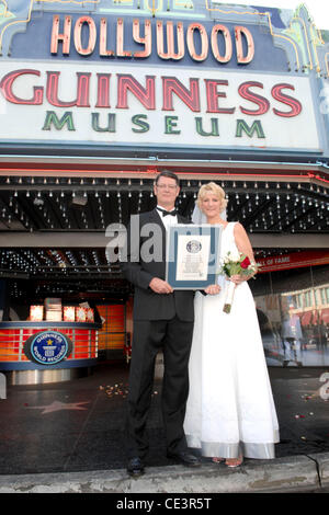 Couple marié le plus grand du monde Wayne Hallquist et Laurie Hallquist assister à un photocall à l'avant du Musée Guinness Hollywood Los Angeles, Californie - 18.11.10 Banque D'Images