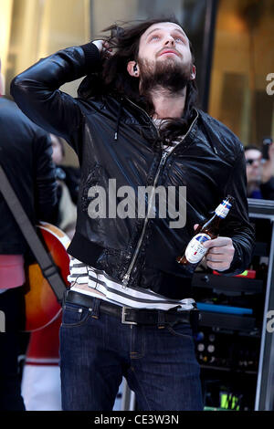 Nathan Followill avec une bouteille de bière Michelob Ultra sur scène Kings of Leon performing live at Rockefeller Center dans le cadre de la 'Today Show' concert series New York City, USA - 24.11.10 Banque D'Images