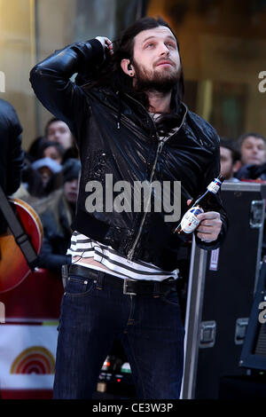 Nathan Followill avec une bouteille de bière Michelob Ultra sur scène Kings of Leon performing live at Rockefeller Center dans le cadre de la 'Today Show' concert series New York City, USA - 24.11.10 Banque D'Images