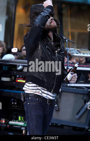 Nathan Followill avec une bouteille de bière Michelob Ultra sur scène Kings of Leon performing live at Rockefeller Center dans le cadre de la 'Today Show' concert series New York City, USA - 24.11.10 Banque D'Images