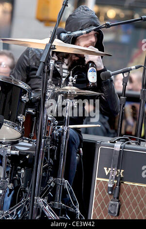 Nathan Followill boire d'une bouteille de bière Michelob Ultra sur scène Kings of Leon performing live at Rockefeller Center dans le cadre de la 'Today Show' concert series New York City, USA - 24.11.10 Banque D'Images