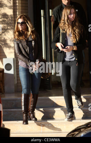 Maria Shriver et sa fille Katherine Schwarzenegger faire quelques achats Vendredi Noir chez Barneys de New York à Beverly Hills, Los Angeles, Californie - 26.11.10 Banque D'Images