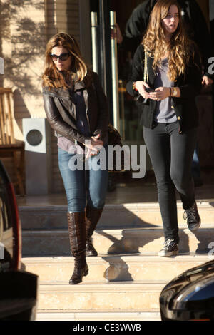 Maria Shriver et sa fille Katherine Schwarzenegger faire quelques achats Vendredi Noir chez Barneys de New York à Beverly Hills, Los Angeles, Californie - 26.11.10 Banque D'Images