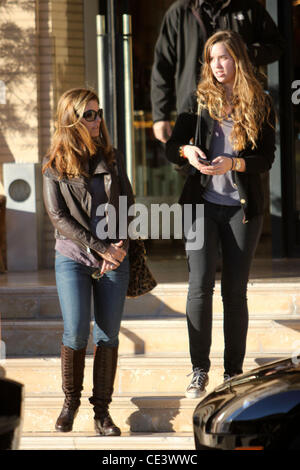 Maria Shriver et sa fille Katherine Schwarzenegger faire quelques achats Vendredi Noir chez Barneys de New York à Beverly Hills, Los Angeles, Californie - 26.11.10 Banque D'Images