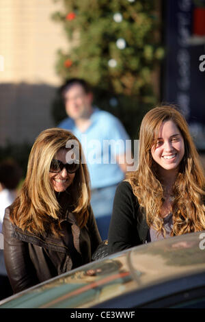 Maria Shriver et sa fille Katherine Schwarzenegger faire quelques achats Vendredi Noir chez Barneys de New York à Beverly Hills, Los Angeles, Californie - 26.11.10 Banque D'Images