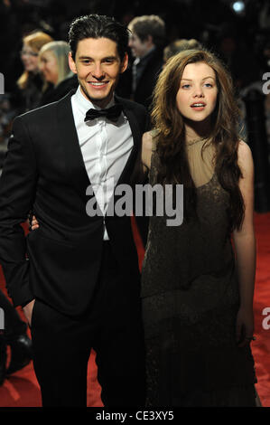 Ben Barnes et Georgie Henley Royal Film Performance 2010 : Les Chroniques de Narnia : l'Odyssée du Passeur d'Aurore qui a eu lieu à l'Odéon et de l'Empire des cinémas sur Leicester Square. Londres, Angleterre - 30.11.10 Banque D'Images