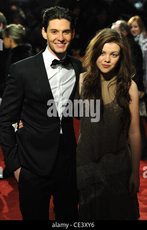 Ben Barnes et Georgie Henley Royal Film Performance 2010 : Les Chroniques de Narnia : l'Odyssée du Passeur d'Aurore qui a eu lieu à l'Odéon et de l'Empire des cinémas sur Leicester Square. Londres, Angleterre - 30.11.10 Banque D'Images