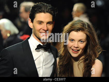 Ben Barnes et Georgie Henley Royal Film Performance 2010 : Les Chroniques de Narnia : l'Odyssée du Passeur d'Aurore qui a eu lieu à l'Odéon et de l'Empire des cinémas sur Leicester Square. Londres, Angleterre - 30.11.10 Banque D'Images