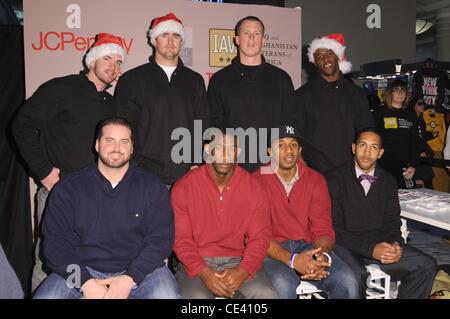 Matt Dodge, Bear Pascoe, Kevin Boss, Deon Grant, Shaun O'Hara, Invité, Corey Webster et Terrell Thomas New York pro joueurs de football en partenariat avec Joseph Abboud et Anciens Combattants IAVA pour distribuer des colis pour les soldats reviennent de JC Penney. La ville de New York, Banque D'Images