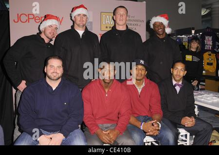 Matt Dodge, Bear Pascoe, Kevin Boss, Deon Grant, Shaun O'Hara, Invité, Corey Webster et Terrell Thomas New York pro joueurs de football en partenariat avec Joseph Abboud et Anciens Combattants IAVA pour distribuer des colis pour les soldats reviennent de JC Penney. La ville de New York, Banque D'Images