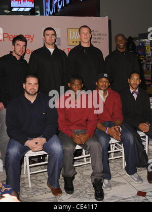 Matt Dodge, Bear Pascoe, Kevin Boss, Deon Grant, Shaun O'Hara, Invité, Corey Webster et Terrell Thomas New York pro joueurs de football en partenariat avec Joseph Abboud et Anciens Combattants IAVA pour distribuer des colis pour les soldats reviennent de JC Penney. La ville de New York, Banque D'Images