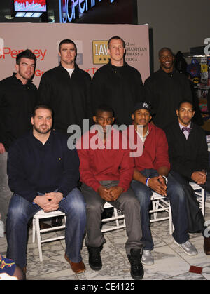 Matt Dodge, Bear Pascoe, Kevin Boss, Deon Grant, Shaun O'Hara, Invité, Corey Webster et Terrell Thomas New York pro joueurs de football en partenariat avec Joseph Abboud et Anciens Combattants IAVA pour distribuer des colis pour les soldats reviennent de JC Penney. La ville de New York, Banque D'Images