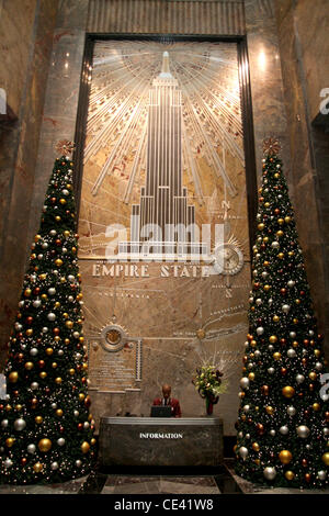 Atmosphère Mario Batali et banque alimentaire de NYC lancer 'Le Conseil culinaire' à l'Empire State Building - Arrivées La ville de New York, USA - 07.12.10 Banque D'Images