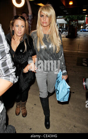 Katie Price aka Jordan shops at Kitson pour les enfants après le déjeuner au restaurant Ivy avec des amis à Los Angeles, Californie - 13.12.10 Banque D'Images