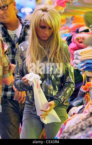 Katie Price aka Jordan shops at Kitson pour les enfants après le déjeuner au restaurant Ivy avec des amis à Los Angeles, Californie - 13.12.10 Banque D'Images