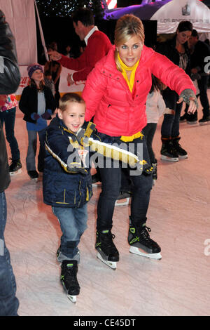 Alison Sweeney et son fils Ben Disney On Ice présente 'Célébrons !' s'est tenue à Los Angeles. Vivre. Los Angeles, Californie - 15.12.10 Banque D'Images