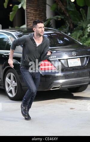 Adam Levine des stars arrivent pour le vs LA Lakers Miami Heat match de basket-ball au Staples Center. Los Angeles, Californie - 25.12.10 Banque D'Images