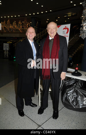 L'ancien maire de New York Ed Koch est encourageant les New-yorkais pour aider à stimuler l'économie en faisant un don à manteaux de Penn Station. Pour chaque couche quelqu'un fait un don pour le New York Cares Manteaux for Clunkers programme, ils recevront un coupon de 100 $ vers la Banque D'Images