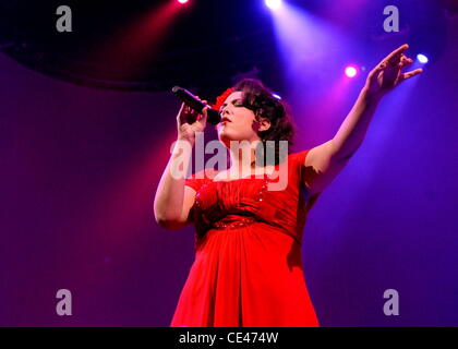 La chanteuse néerlandaise Caro Emerald il se produit à un concert sold out à l'Heineken Music Hall. Amsterdam, Hollande - 21.12.10 Banque D'Images