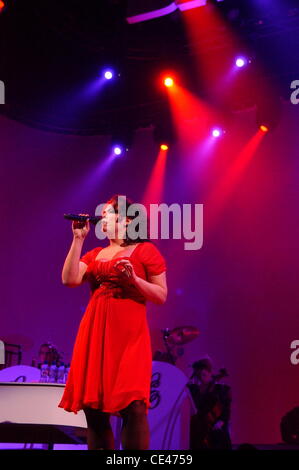 La chanteuse néerlandaise Caro Emerald il se produit à un concert sold out à l'Heineken Music Hall. Amsterdam, Hollande - 21.12.10 Banque D'Images