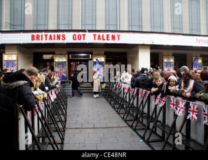 Fans en dehors de la 'auditions of Britain's Got Talent" tenue à l'Hammersmith Apollo. Londres Angleterre - 04.01.11 Banque D'Images