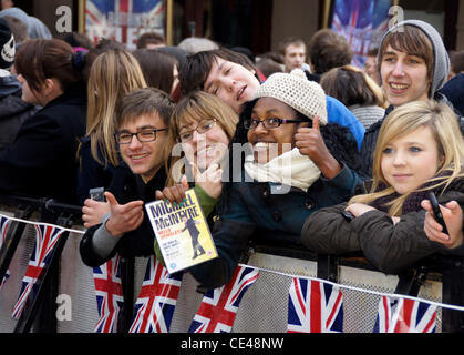 Fans en dehors de la 'auditions of Britain's Got Talent" tenue à l'Hammersmith Apollo. Londres Angleterre - 04.01.11 Banque D'Images