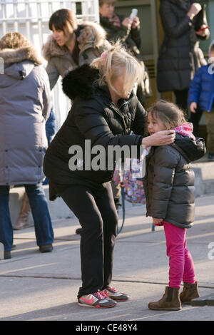 Deborra-Lee Furness et sa fille Ava Jackman se promener à Manhattan, New York City, USA - 06.01.11 Banque D'Images