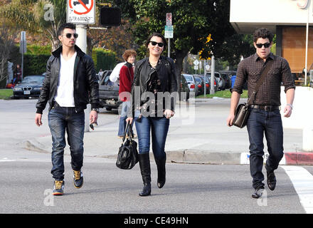 Joe Jonas et Nick Jonas ont déjeuner avec un ami à West Hollywood Los Angeles, Californie - 07.01.11 Banque D'Images