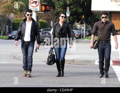 Joe Jonas et Nick Jonas ont déjeuner avec un ami à West Hollywood Los Angeles, Californie - 07.01.11 Banque D'Images