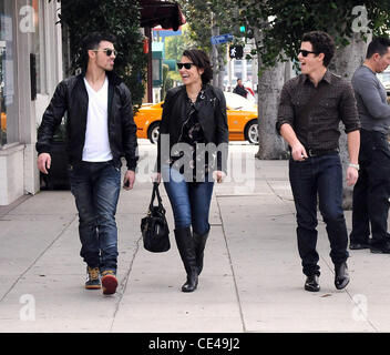 Joe Jonas et Nick Jonas ont déjeuner avec un ami à West Hollywood Los Angeles, Californie - 07.01.11 Banque D'Images